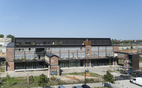 Als Kontrast und Überleitung in eine moderne Architektursprache wurde das Dach in rückwärtig um ein Geschoss in Holzkonstruktion mit einer Verkleidung aus Zinkblech aufgestockt. Foto: Udo Meinel