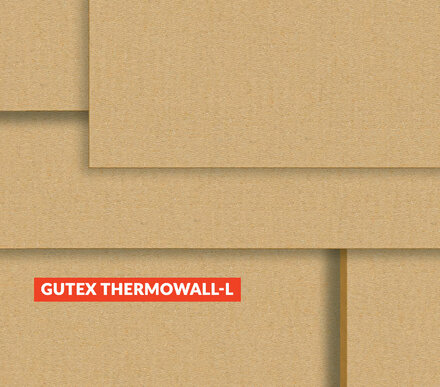 Close-up gestapelter, beige strukturierter Dämmplatten; am unteren Bildrand auf rotem Balken in weißer Schrift „GUTEX THERMOWALL-L“.